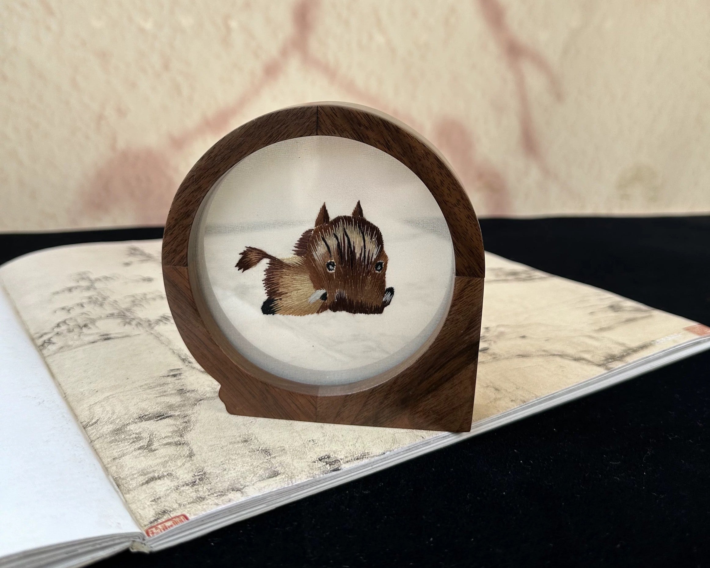 中式手工绣花十二生肖摆台