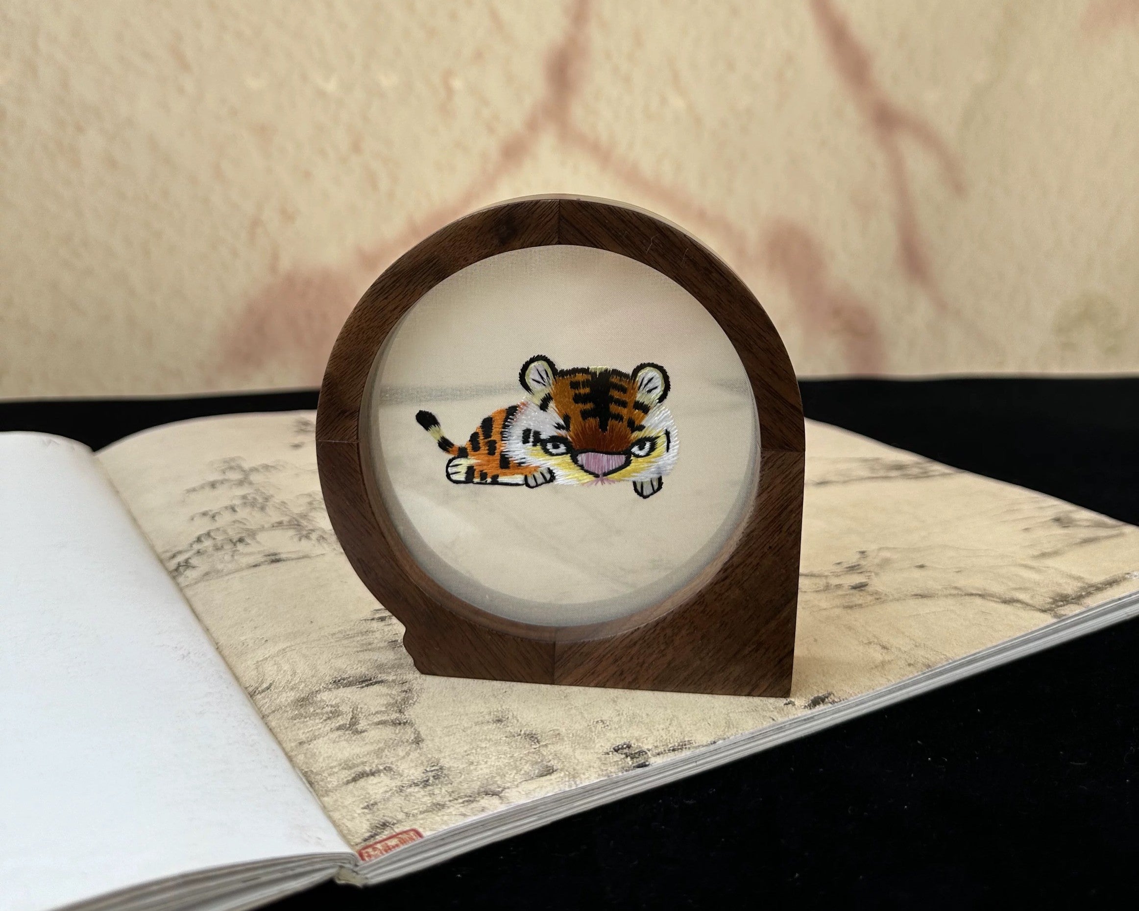 中式手工绣花十二生肖摆台