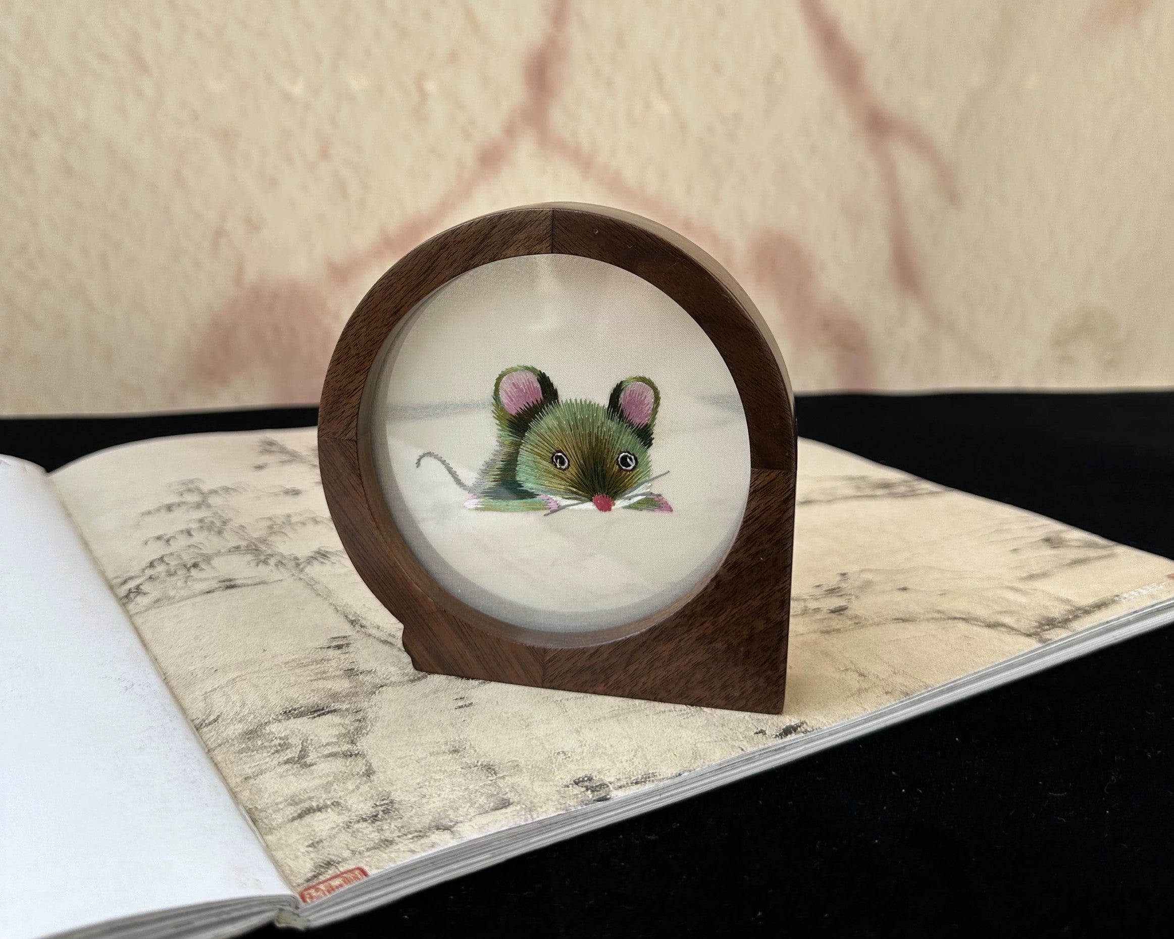 中式手工绣花十二生肖摆台